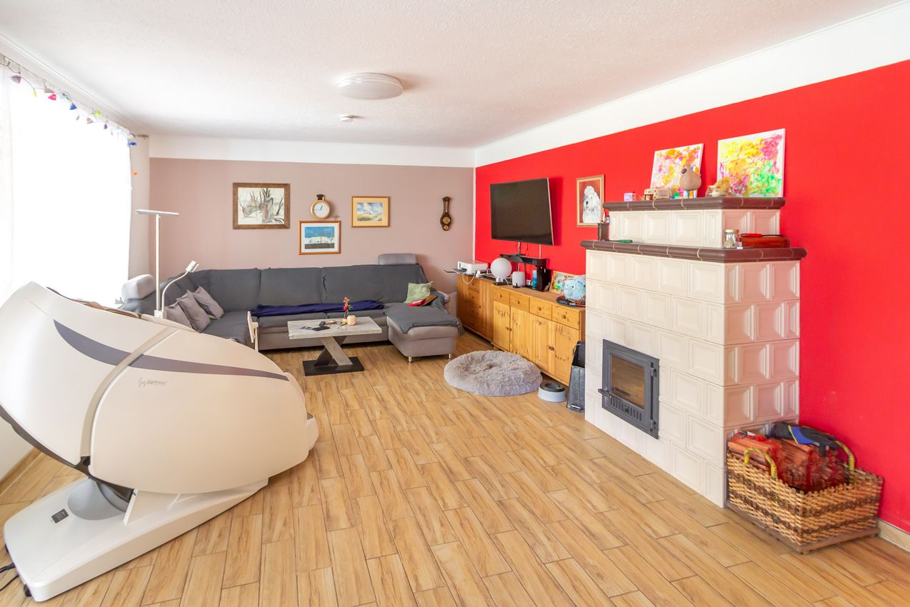 Wohnzimmer mit modernem Kachelofen