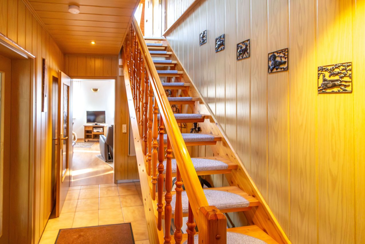 EG Mittelflur mit Treppe zum DG