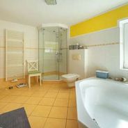 EG - Badezimmer mit Wannenbad und Dusche