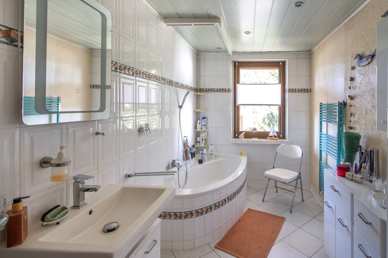 EG Modernes Wannenbad mit WB und WC