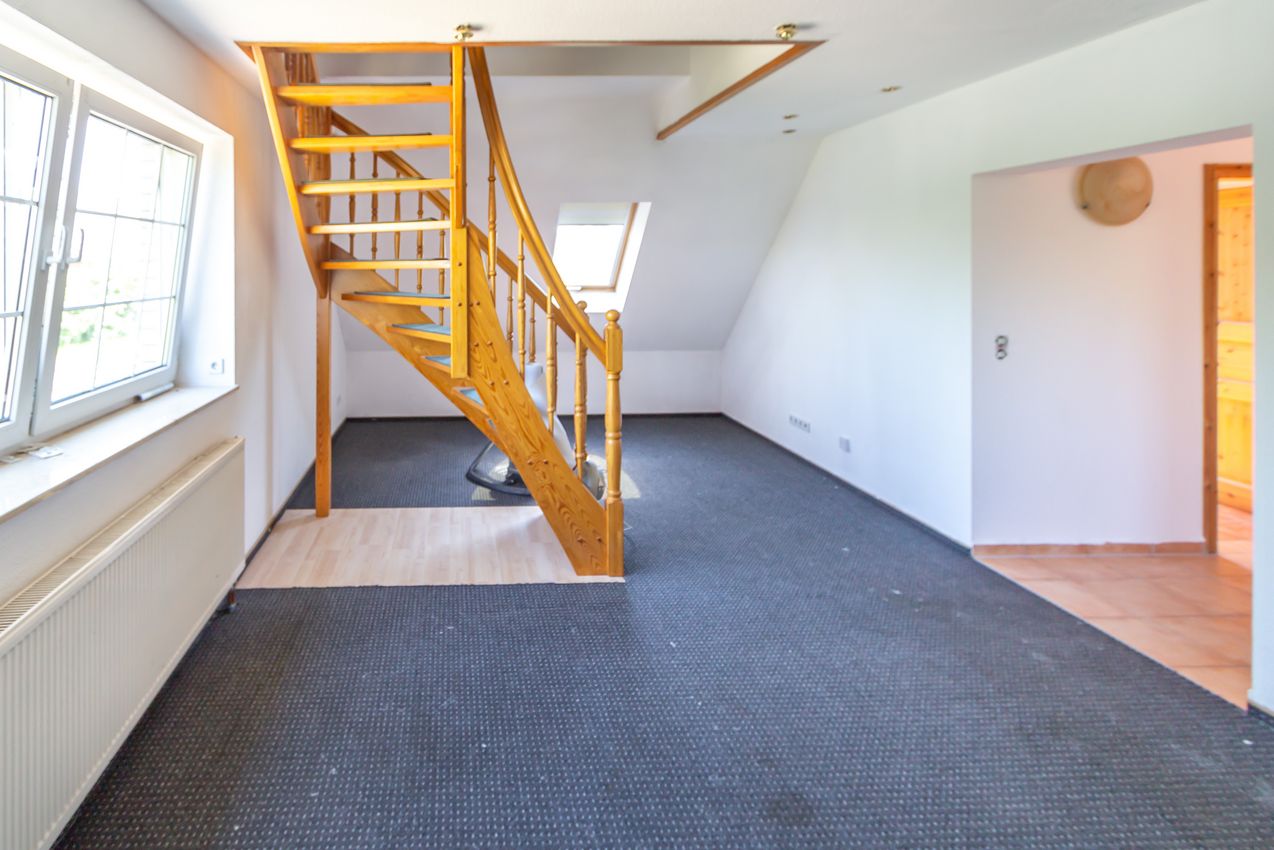 DG ELW Wohnraum mit Treppe zum Schlafboden