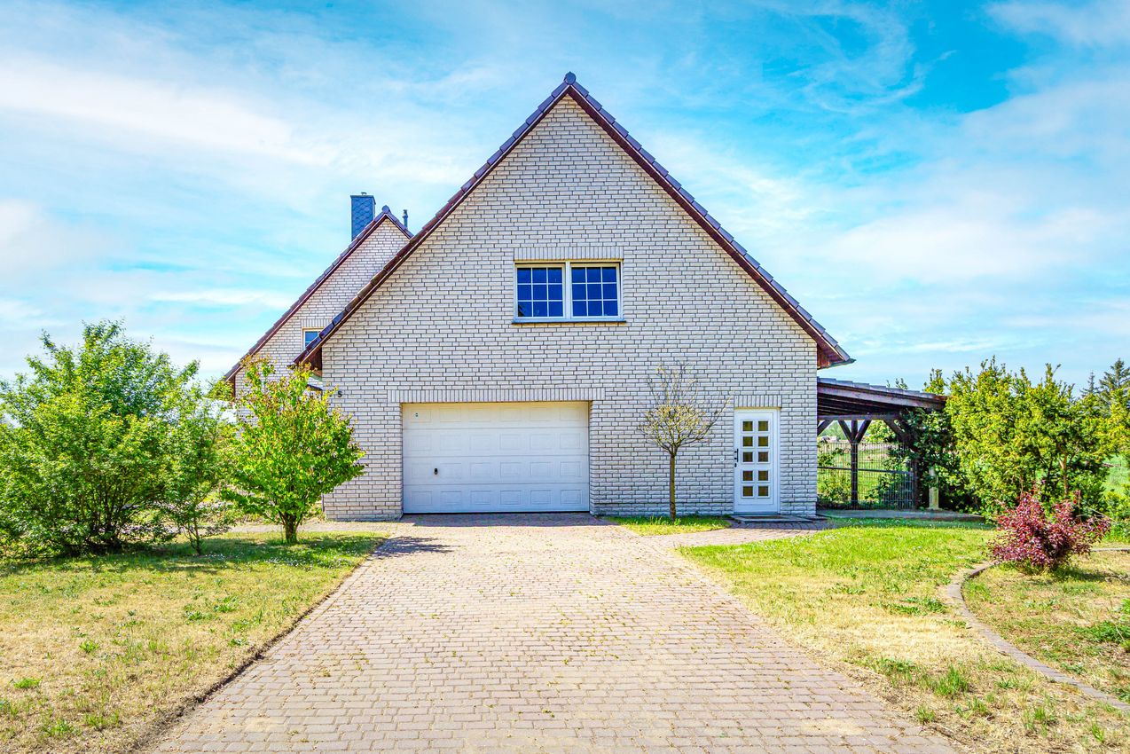 Garagenzufahrt und Eingang zur Einliegerwohnung