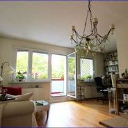 Wohnzimmer mit Balkon