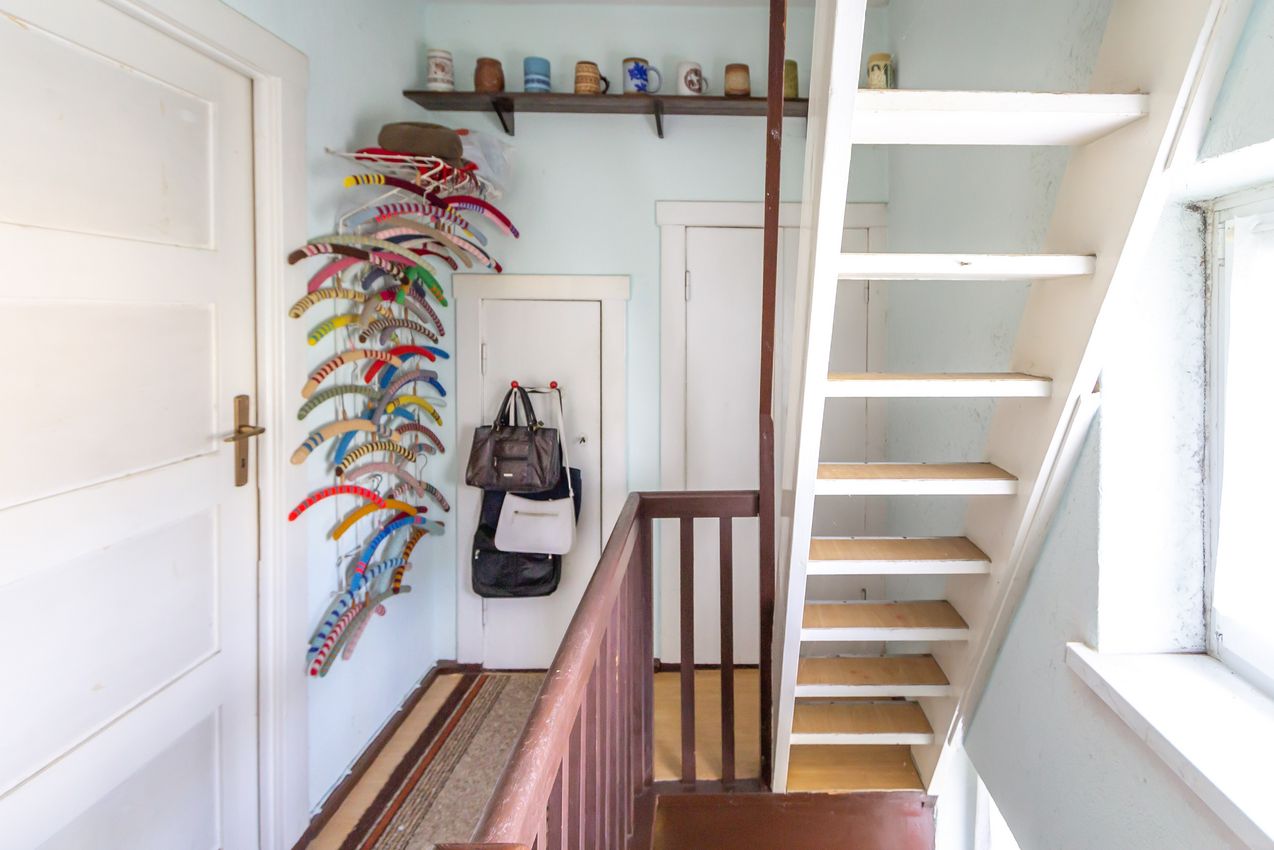 DG Flur mit Treppe zur Dachspitze