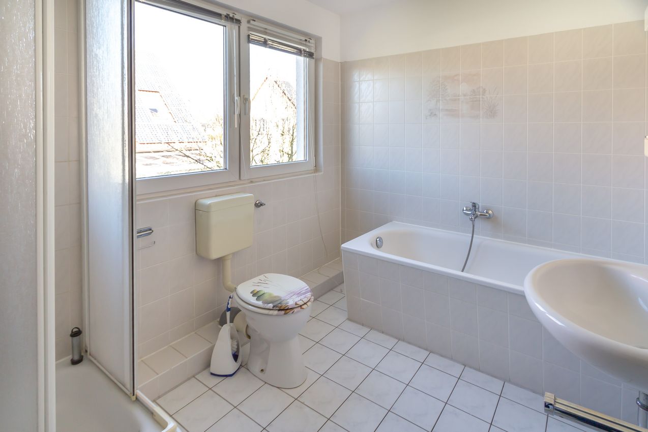 DG Wannen-,Duschbad mit WB und WC