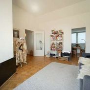 Wohnzimmer mit Blick zur Zimmertür und Küche