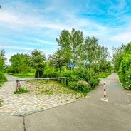 Grunanlage vor Wohnhaus