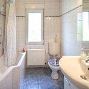 EG Modernes Wannenbad mit WB und WC