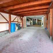 Gepflastertes Carport mit Zufa