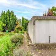Garage an der rechten Grundstücksgrenze
