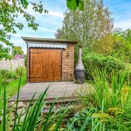 Gartenhäuschen mit Terrasse und Teich