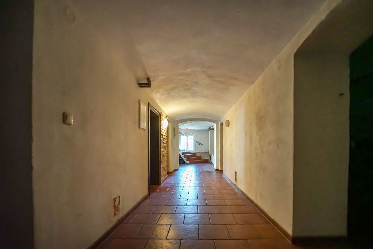 Flur Keller Blick hinaus