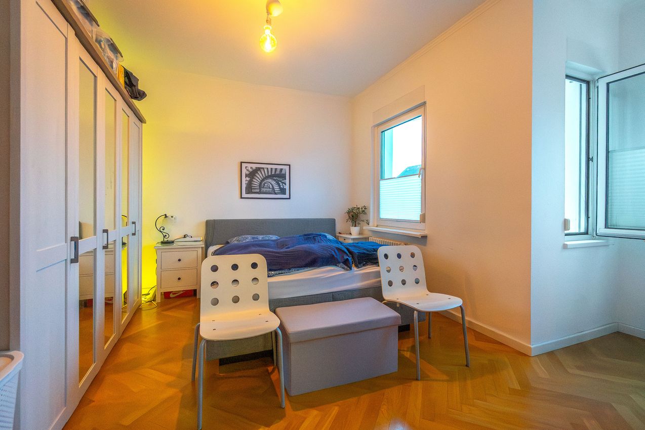 Schlafzimmer mit Parkettboden