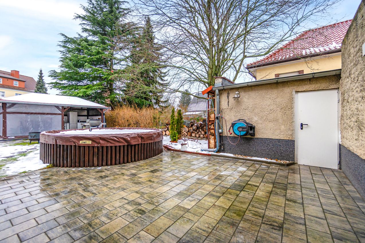 Gartenansicht mit Geräteraum