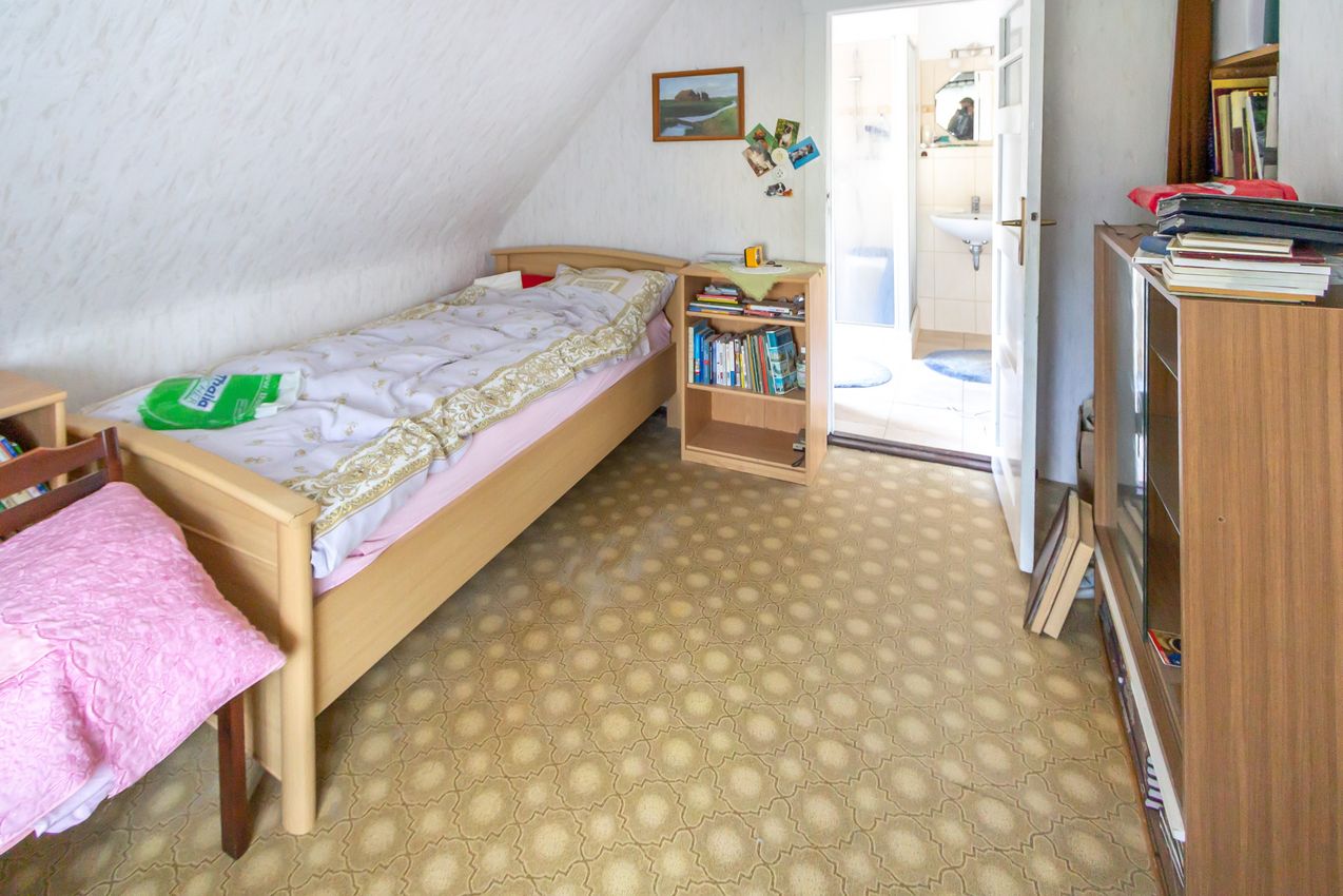 DG Kinderzimmer mit Zugang zum Duschbad mit WB und WC