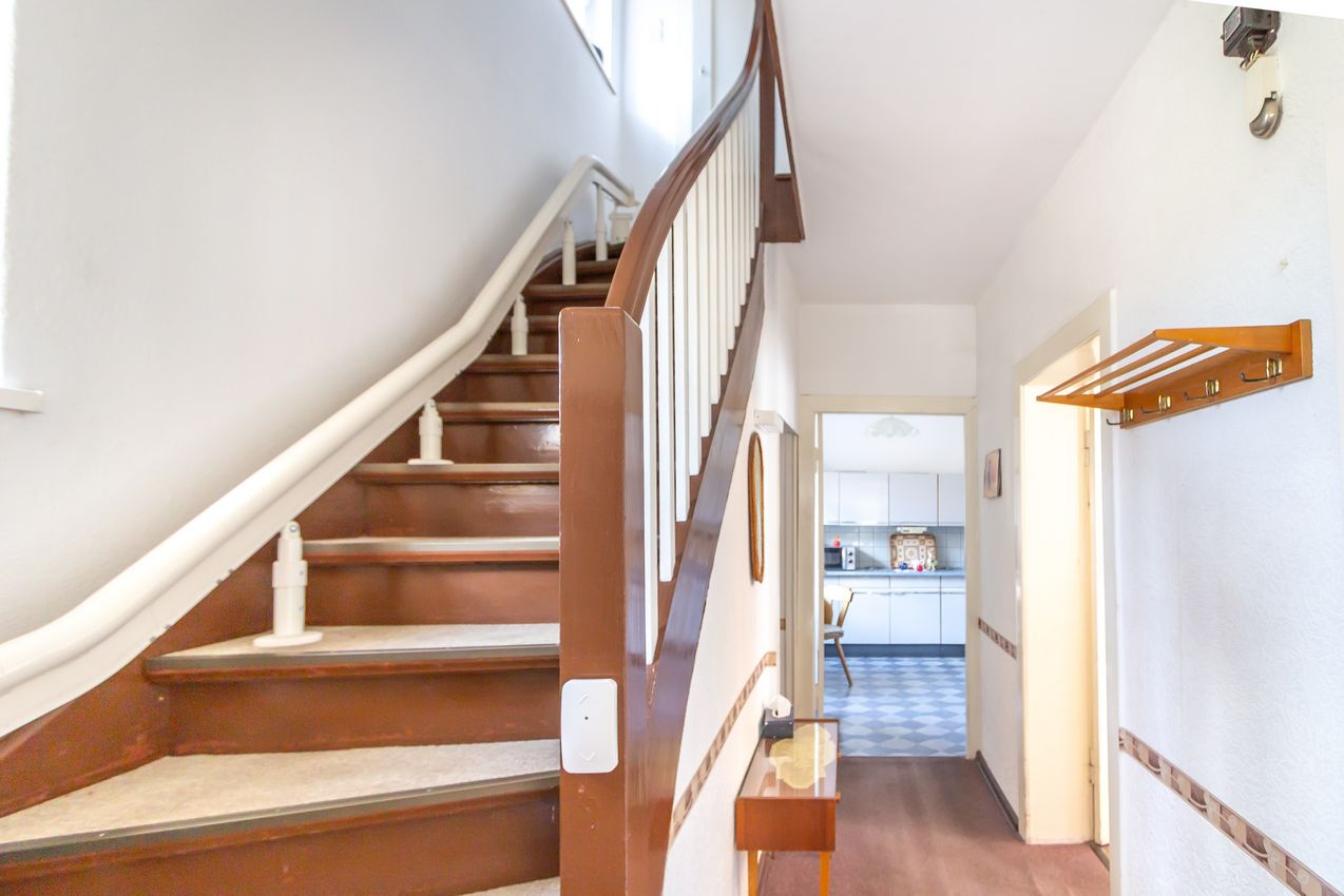 EG Mittelflur mit Treppe