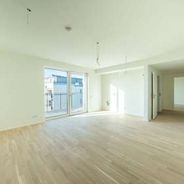 Wohn- und Essbereich mit Zugang zum Balkon