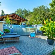 Gepflasterte Poolanlage mit Liegeplätzen