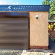Massive Garage mit Rolltor