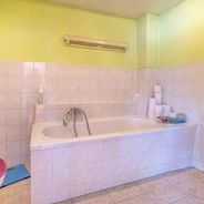 EG Gefliestes Wannenbad mit WC