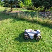 Großer Mähroboter im Einsatz