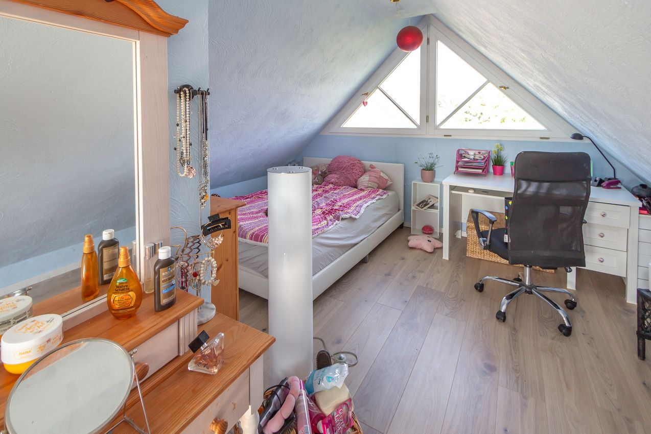 DG Ausgebautes Zimmer in der Dachspitze