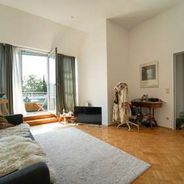 Wohnzimmer mit Blick zur Zimmertür