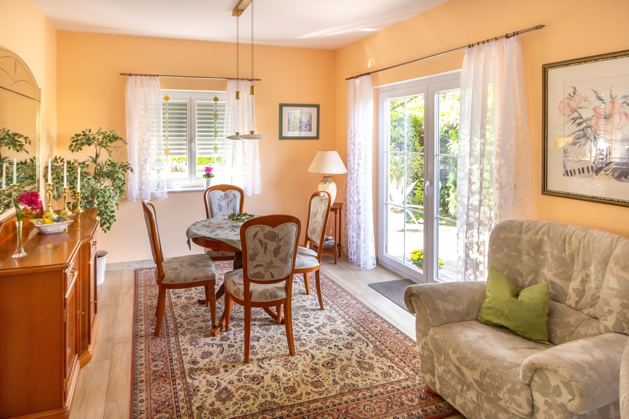 EG Wohnzimmer Ansicht 2 mit Ausgang zur Süd-West-Terrasse