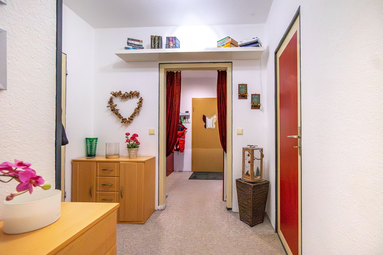 Mittelflur mit Blick zur Eingangstür