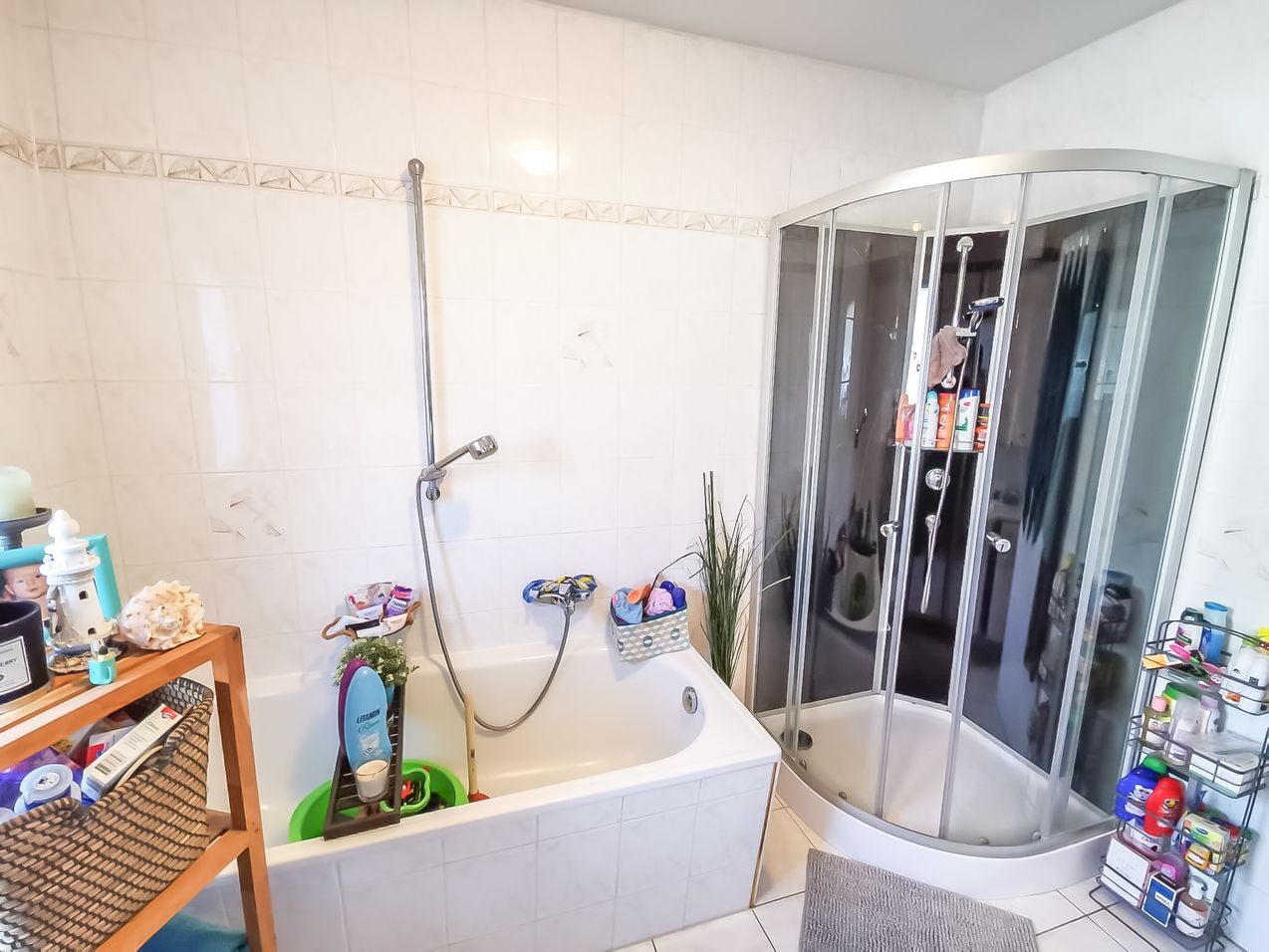 Bad mit Wanne & Dusche