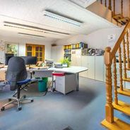 EG Büroraum mit Treppenaufgang zum Dachgeschoss