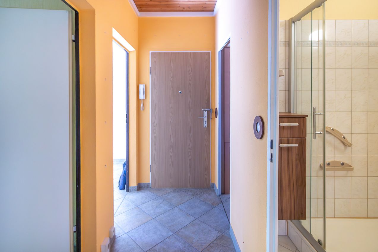 Wohnungstür und Mittelflur