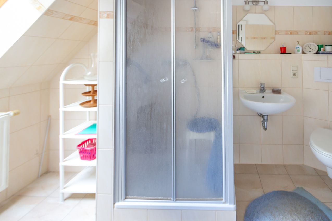 DG Modernes Duschbad mit WB und WC