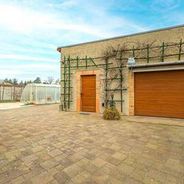 Gepflasterter Hof mit Garage u