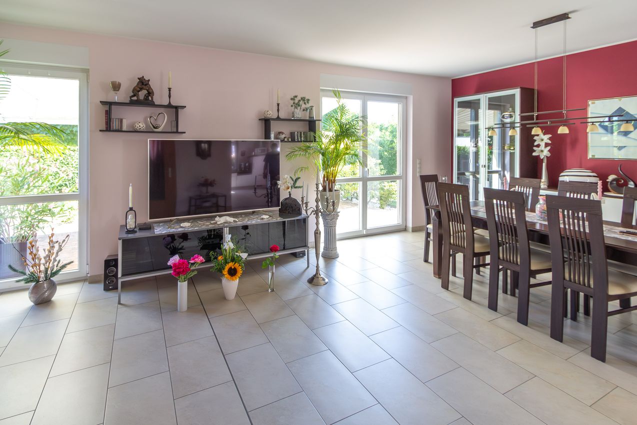 EG Wohnzimmer Ansicht rechts mit Ausgang zum Garten