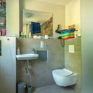 EG Duschbad mit WC, WB, Dusche