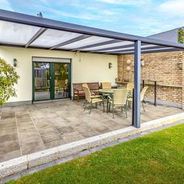 Große überdachte Süd-Terrasse