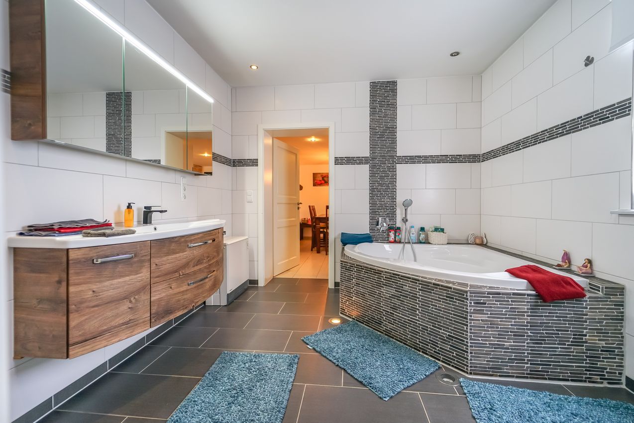 Badezimmer mit Eckbadewanne