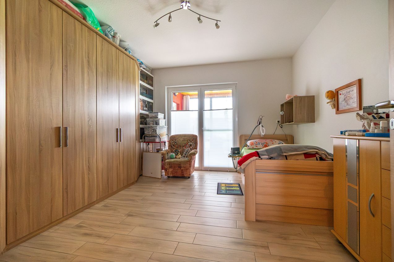 Zimmer 2 mit Blick von der Zimmertür