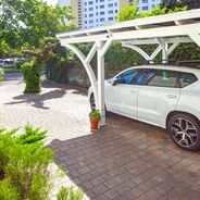 Gepflasterte Hofeinfahrt mit elektrisch betriebenem Tor