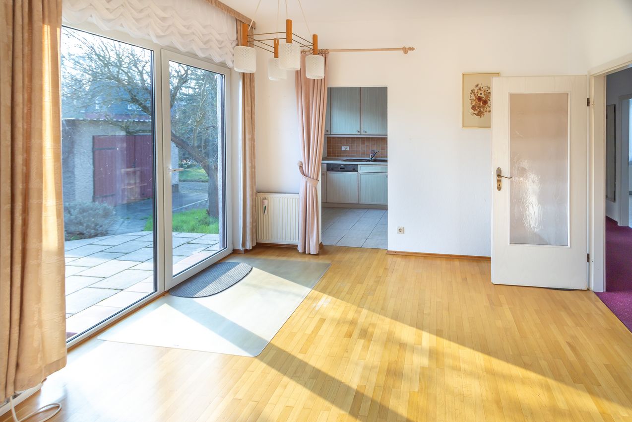 Wohnzimmer mit Ausgang zur Süd-West-Terrasse