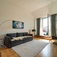 Wohnzimmer mit Zugang zum Balkon