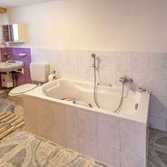 Wannenbad mit WB und WC