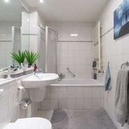 Modernes Wannenbad mit WC