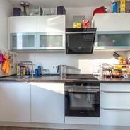 Küche mit moderner Einbauküche