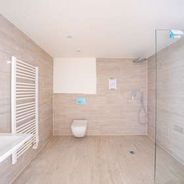 Badezimmer mit bodengleicher Dusche