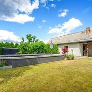 Garten - Blick auf den Pool und Nebengebäude