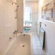 Gefliestes Wannenbad mit WC