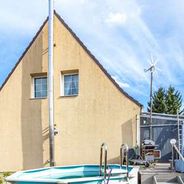Hausansicht vom Garten mit Pool