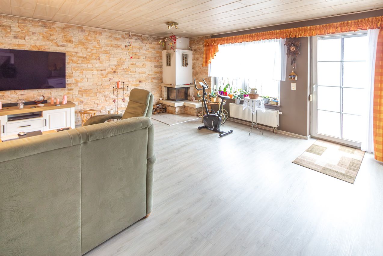 Wohnzimmer mit Ausgang zur Süd-West-Terrasse
